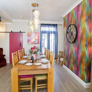 https://the-milton-sleeps-8-close-to-city-centre-pet-friendly.yorkshirehotels.net